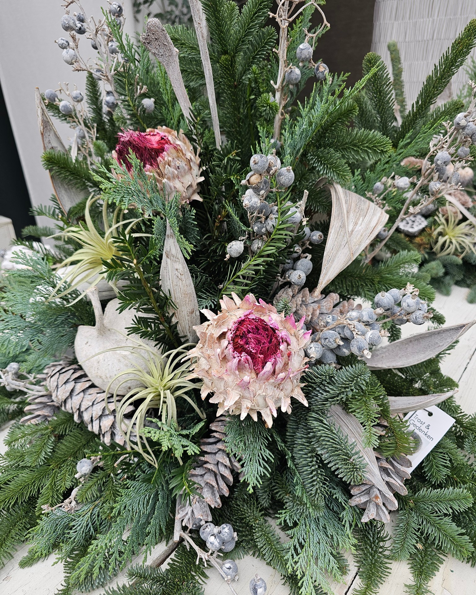 Allerheiligen am 1. November 🕯️
Bei uns gibt es eine große Auswahl an Gestecken, sorgfältig gearbeitet und in unterschiedlichen Formen und Farben.
Täglich entstehen neue Werkstücke.
#kochchristmann #kaiserslautern #floristik #allerheiligen #trauergestecke #grabgestaltung #regional #handarbeit #saisonal