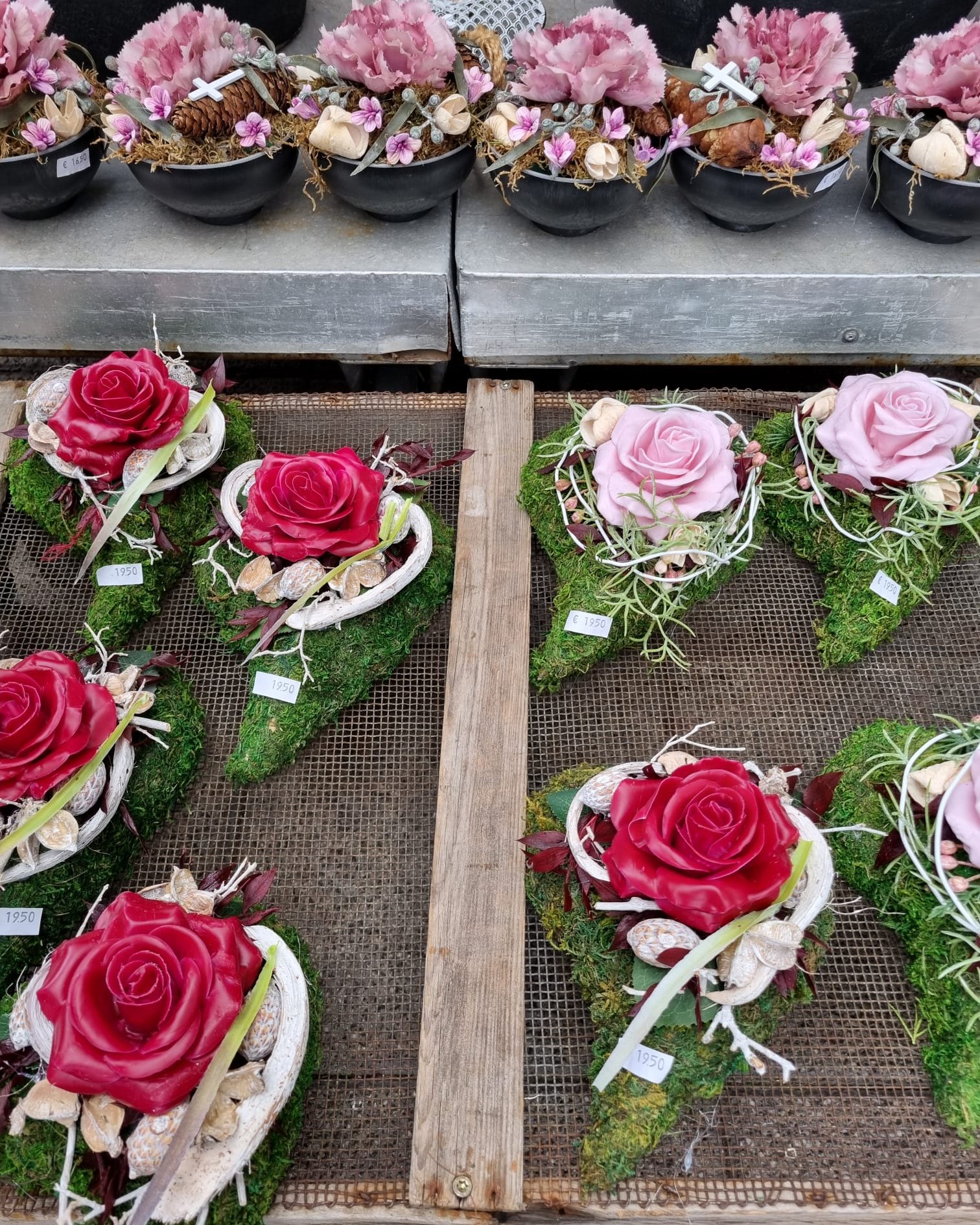 Unsere Filiale in der Donnersbergstraße ist heute von 10 bis 14 Uhr geöffnet. Direkt gegenüber dem Haupteingang des Friedhofs.
Floristik zu Allerheiligen, natürlich gearbeitet und mit Sorgfalt zusammengestellt.

#kochchristmann #kaiserslautern #floristik #allerheiligen #trauergestecke #grabgestaltung #regional #handarbeit #saisonal