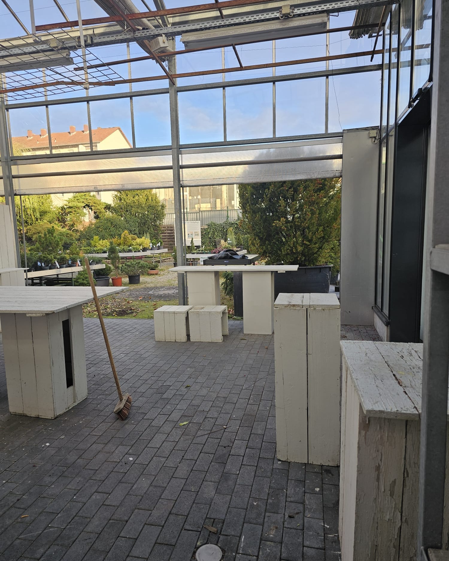 Der Aufbau für unsere Adventsausstellung hat begonnen 🎄
Ein paar erste Einblicke, noch mitten im Entstehen.

#kochchristmann #kaiserslautern #floristik #adventsausstellung #weihnachten #werkstatt #regional #handarbeit #saisonal