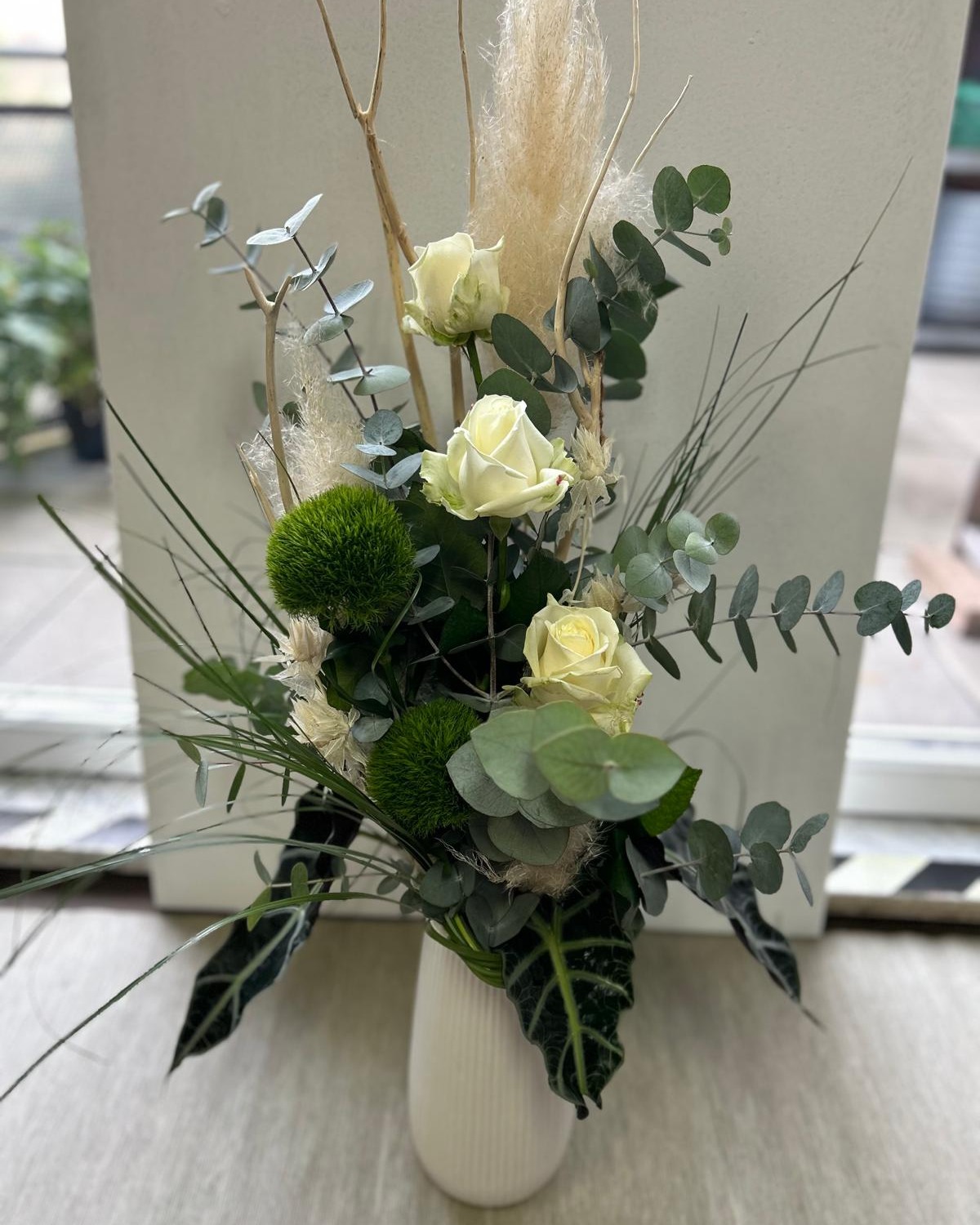 Weiße Rosen, edles Grün und ganz viel Liebe zum Detail 🤍
Ein kleiner Einblick aus unserer Filiale in der Donnersbergstraße.

#kochchristmann #floristik #kaiserslautern #rosen #weißeblumen #donnersbergstraße #blumenfreude