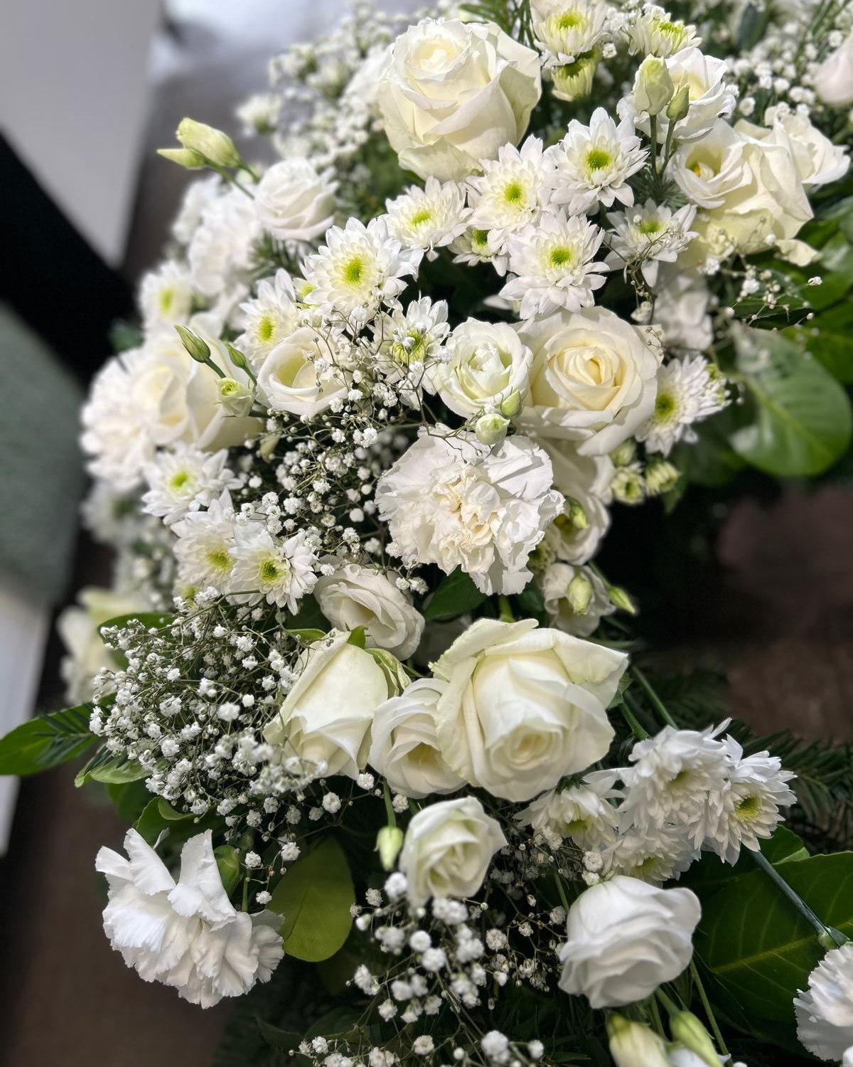 Ein Blick in unsere Filiale in der Donnersbergstraße: Ein weißer Trauerkranz entsteht, sauber aufgebaut und klar in der Gestaltung. Schritt für Schritt wächst das Werkstück zu einer ruhigen, stimmigen Form.#kochchristmann #kaiserslautern #trauerfloristik #trauerkranz #abschied #floristik #handwerk