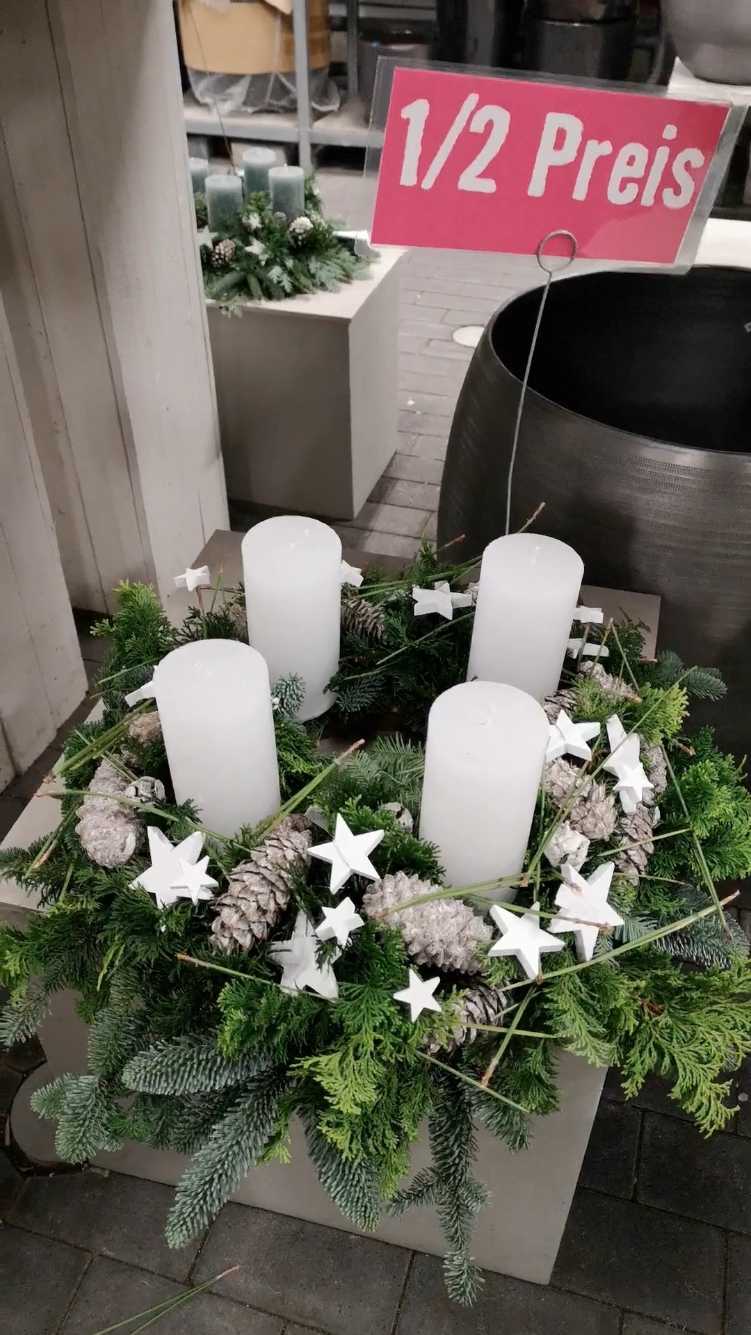 Viele unserer Adventskränze sind derzeit um 50 % reduziert. Zurzeit sind noch viele Farben und Varianten verfügbar, wer noch einen Adventskranz sucht, schaut am besten direkt vorbei. ✨

#kochchristmann #kaiserslautern #advent #weihnachten #adventskranz #floristik #gärtnerei #saisonal #deko