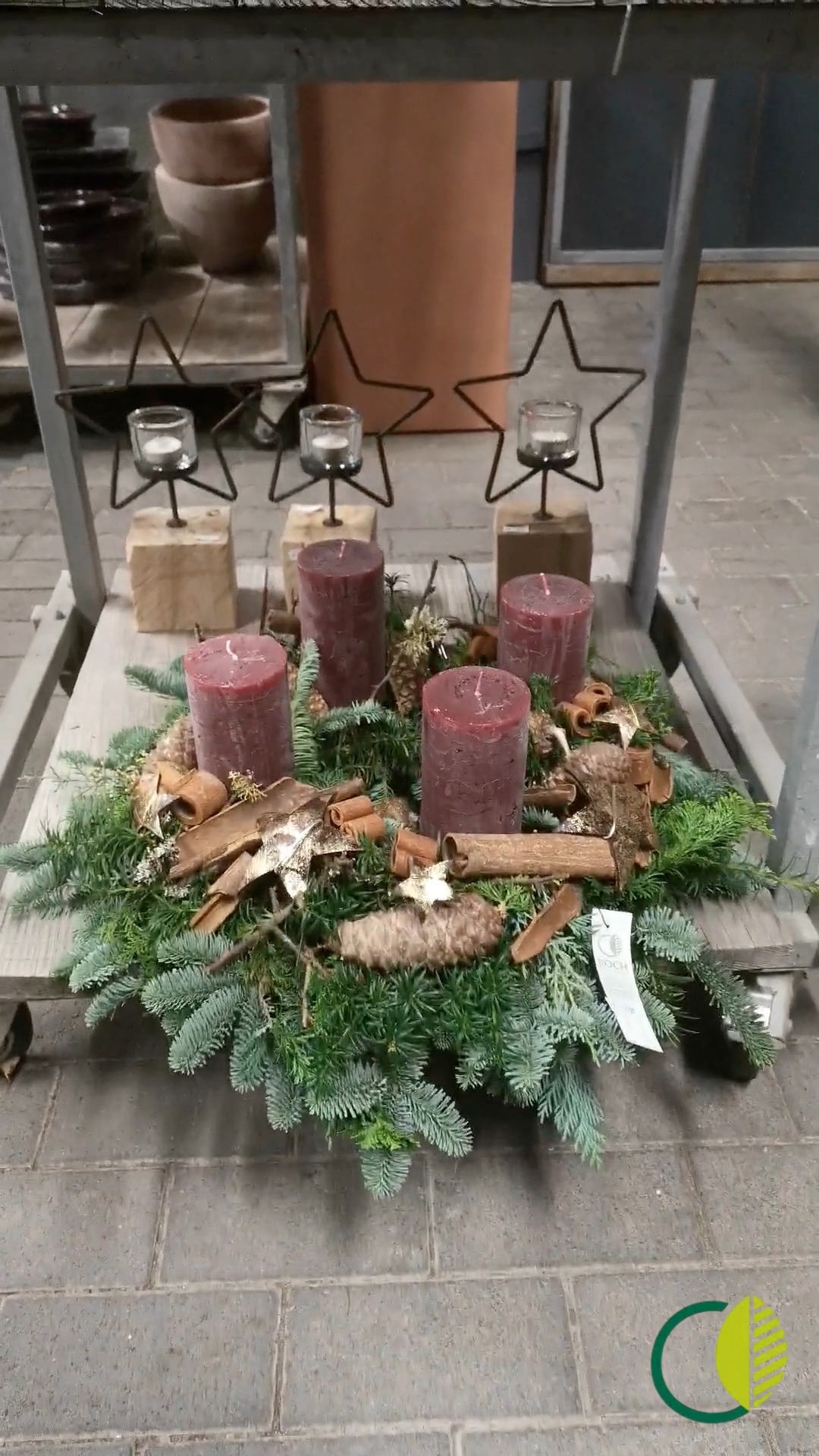 Ein Adventskranz, der aus der Ferne ruft. ✨
Ein Moment aus unserer Ausstellung.

#kochchristmann #kaiserslautern #advent #adventskranz #weihnachten #floristik #gaertnerei #regional