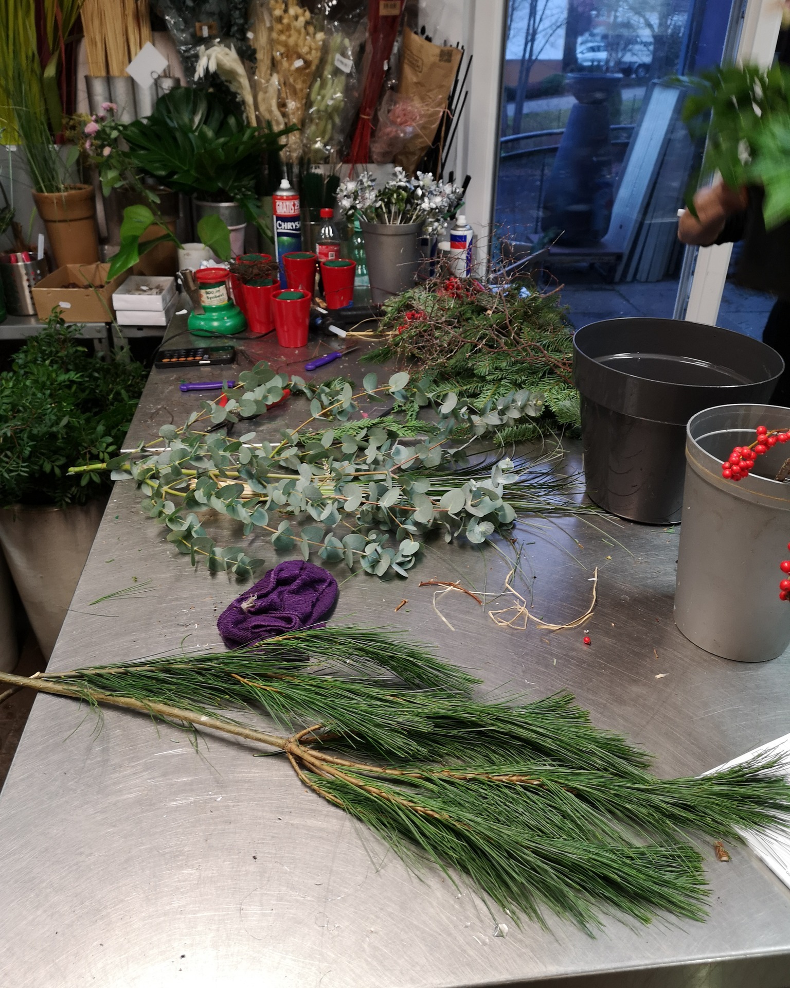 Zwischen den letzten Vorbereitungen und ein wenig Ruhe.
In unserer Filiale in der Donnersbergstraße wurden gestern noch die letzten Handgriffe für Weihnachten erledigt. Jetzt darf es für einen Moment stiller werden. ✨🎄

Schöne Feiertage und eine entspannte Zeit.

#kochchristmann #kaiserslautern #floristik #gärtnerei #weihnachtszeit #handwerk #donnersbergstraße