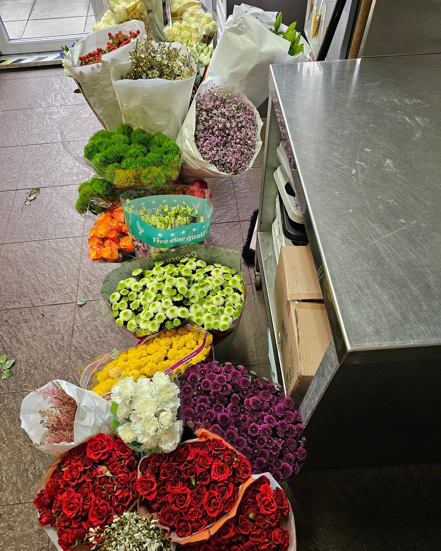 Heute angekommen 🌿
Neue Schnittblumen in großer Vielfalt. Noch ungeordnet und ganz frisch.

#kochchristmann #kaiserslautern #schnittblumen #floristik #blumenladen #regional #blumenalltag