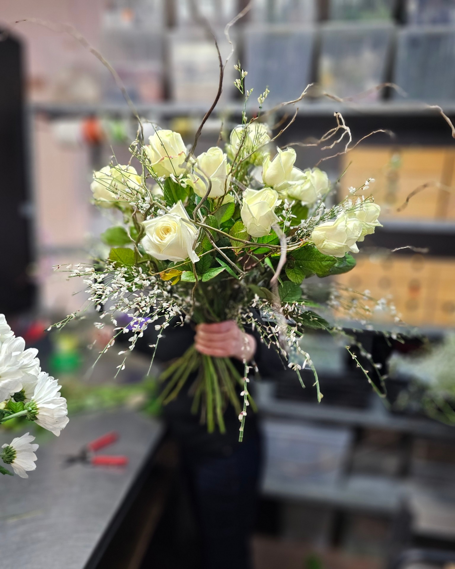 Im Moment des Entstehens.
Handwerk, ganz nah. 🤍

#kochchristmann #kaiserslautern #floristik #weißerstrauß #rosen #blumenhandwerk #donnersbergstr