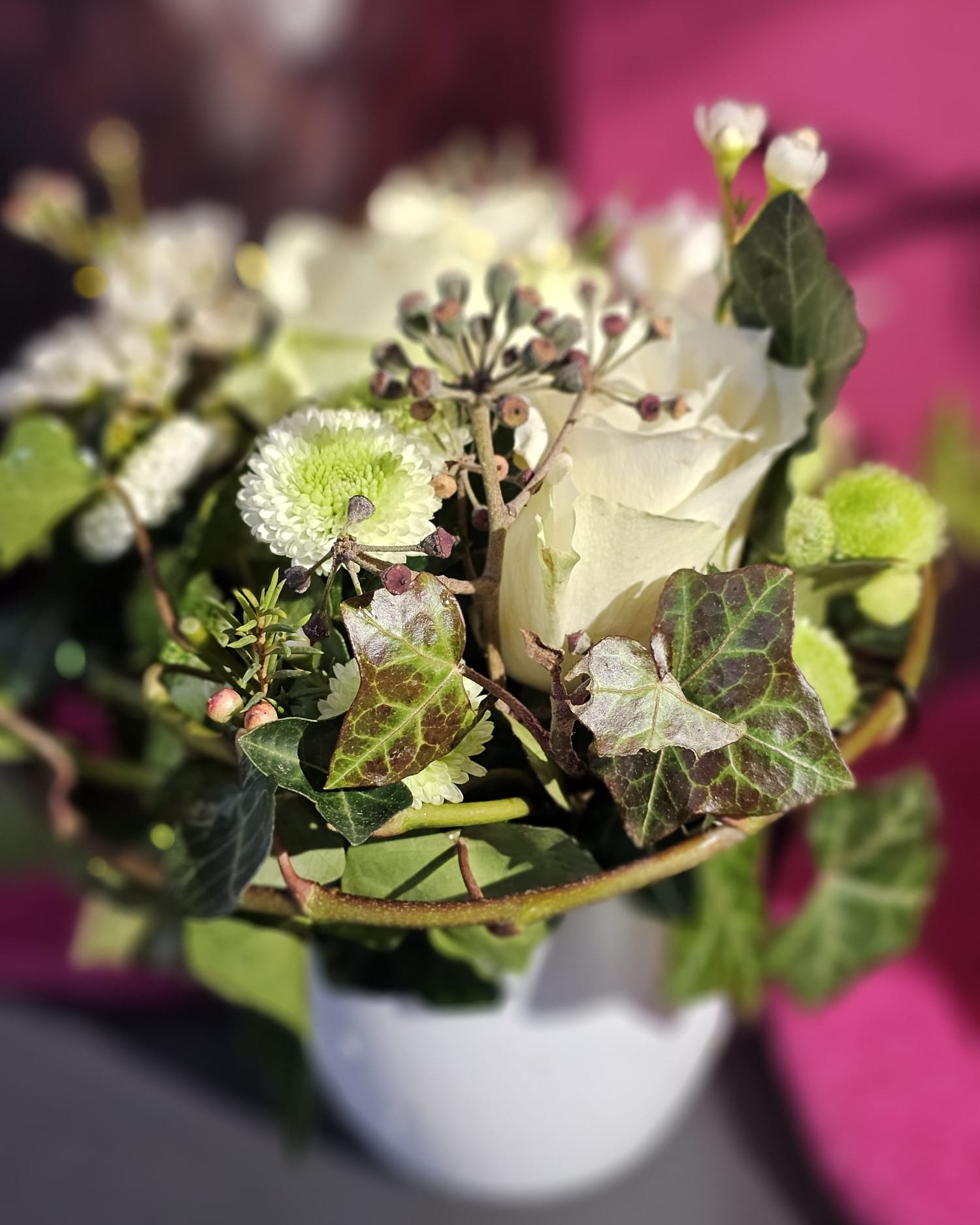 Hier entsteht Schritt für Schritt ein kleines Gesteck.
Efeu als Grundlage, dazu weiße Rosen und weitere helle Blüten.

#kochchristmann #kaiserslautern #floristik #blumengesteck #rosen #weißeblumen #blumenhandwerk