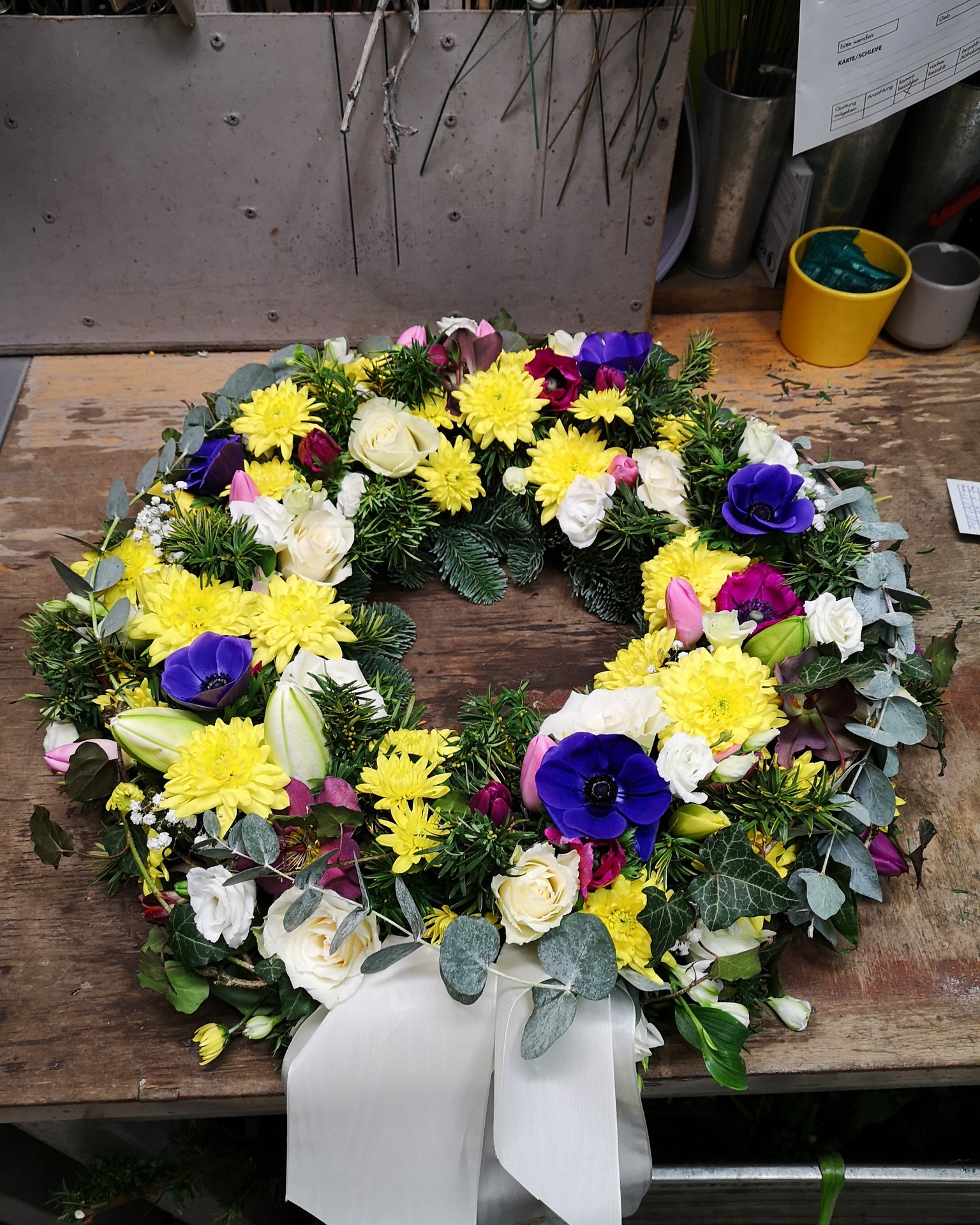 Ein Kranz mit leuchtenden und sanften Farbtönen, die sich harmonisch ergänzen.
Kräftige Farben treffen auf helle Nuancen, feines Grün fasst alles ruhig zusammen. 🌼💜

#kochchristmann #kaiserslautern #kranz #floristik #blütenhandwerk #blumenliebe