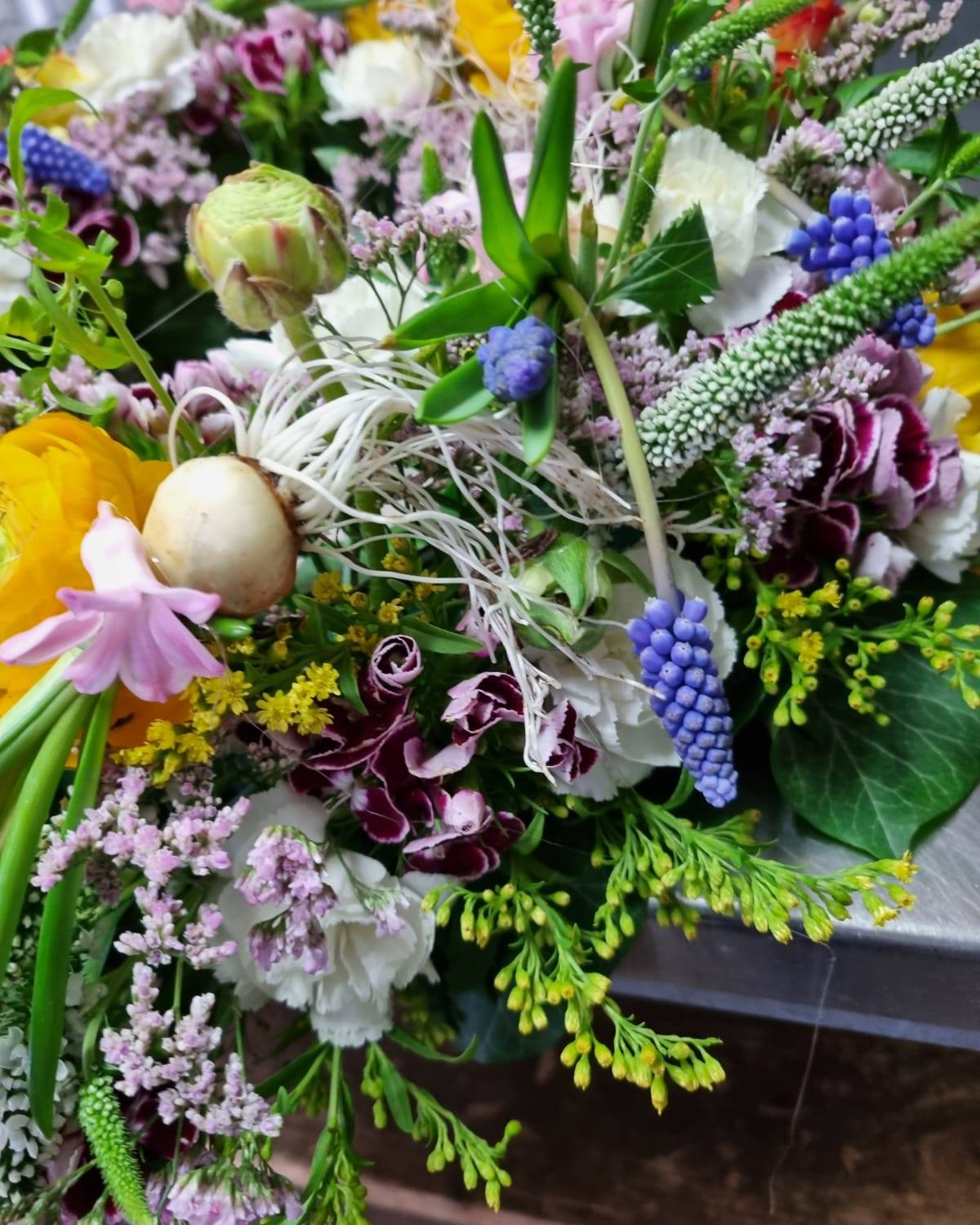 Ein Kranz mit frühlingshaften Blüten.
Helle Farben und frisches Grün fügen sich zu einem stimmigen Gesamtbild zusammen. Aus unserer Filiale in der Donnersbergstraße.

#kochchristmann #kaiserslautern #floristik #kranz #frühlingsblumen #blumenhandwerk #donnersbergstraße #gärtnerei