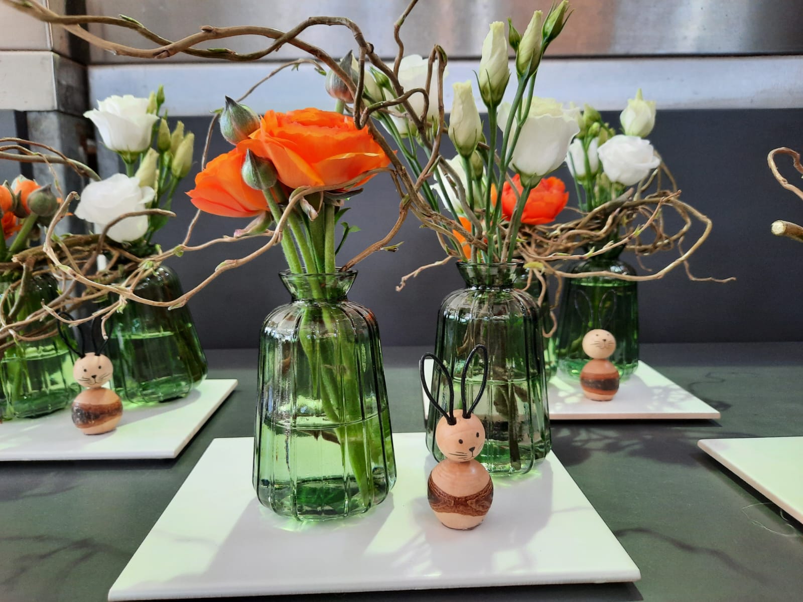 Gute Laune am Wochenende 🌸🐰

Diese Woche im Angebot:
Weiße Eustoma und orangene Ranunkeln, kombiniert mit Korkenzieherweide.
Arrangiert in zwei Vasen auf einer Fliese, ergänzt durch ein kleines Häschen.

Für 13,90 €, nur solange der Vorrat reicht.
Vorbeischauen & mitnehmen 💚

#kochchristmann #GuteLauneAmWochenende #Wochenendangebot #Frühlingsdeko #Floristik #Kaiserslautern #Blumenfreude #Regionalekäufe