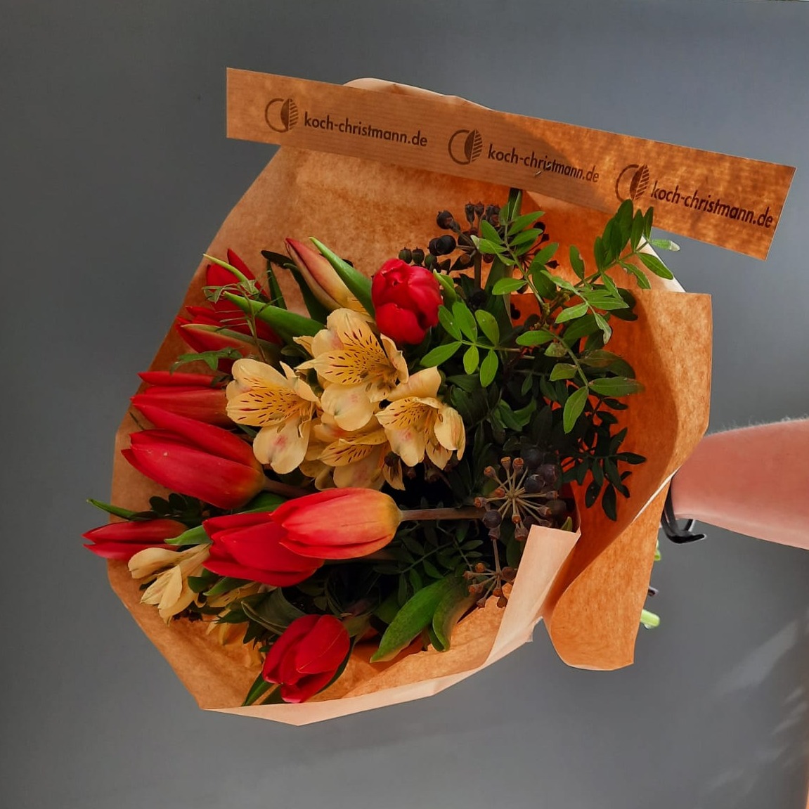 Gute Laune am Wochenende 🌷🌿

Diese Woche im Angebot:
Ein Strauß mit Tulpen und Alstroemerien, ergänzt durch Pistazie und etwas Efeu.
Locker gebunden und eingefasst in einer dekorativen Papiermanschette. Unkompliziert und einfach schön.

Für 13,90 €, nur solange der Vorrat reicht.
Vorbeischauen & mitnehmen 💚

#kochchristmann #GuteLauneAmWochenende #Wochenendangebot #Tulpen #Floristik #Kaiserslautern #Blumenfreude #Regionalekäufe