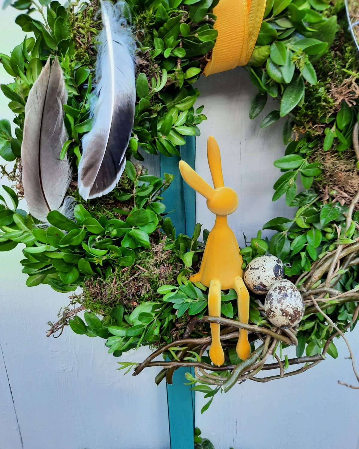 Schritt für Schritt entsteht ein Kranz.
Vom ersten Grün bis zur fertigen Form. Vielseitig einsetzbar, ob an der Tür oder auf dem Tisch.

#kochchristmann #kaiserslautern #floristik #kranz #blumenhandwerk #dekoidee #gärtnerei