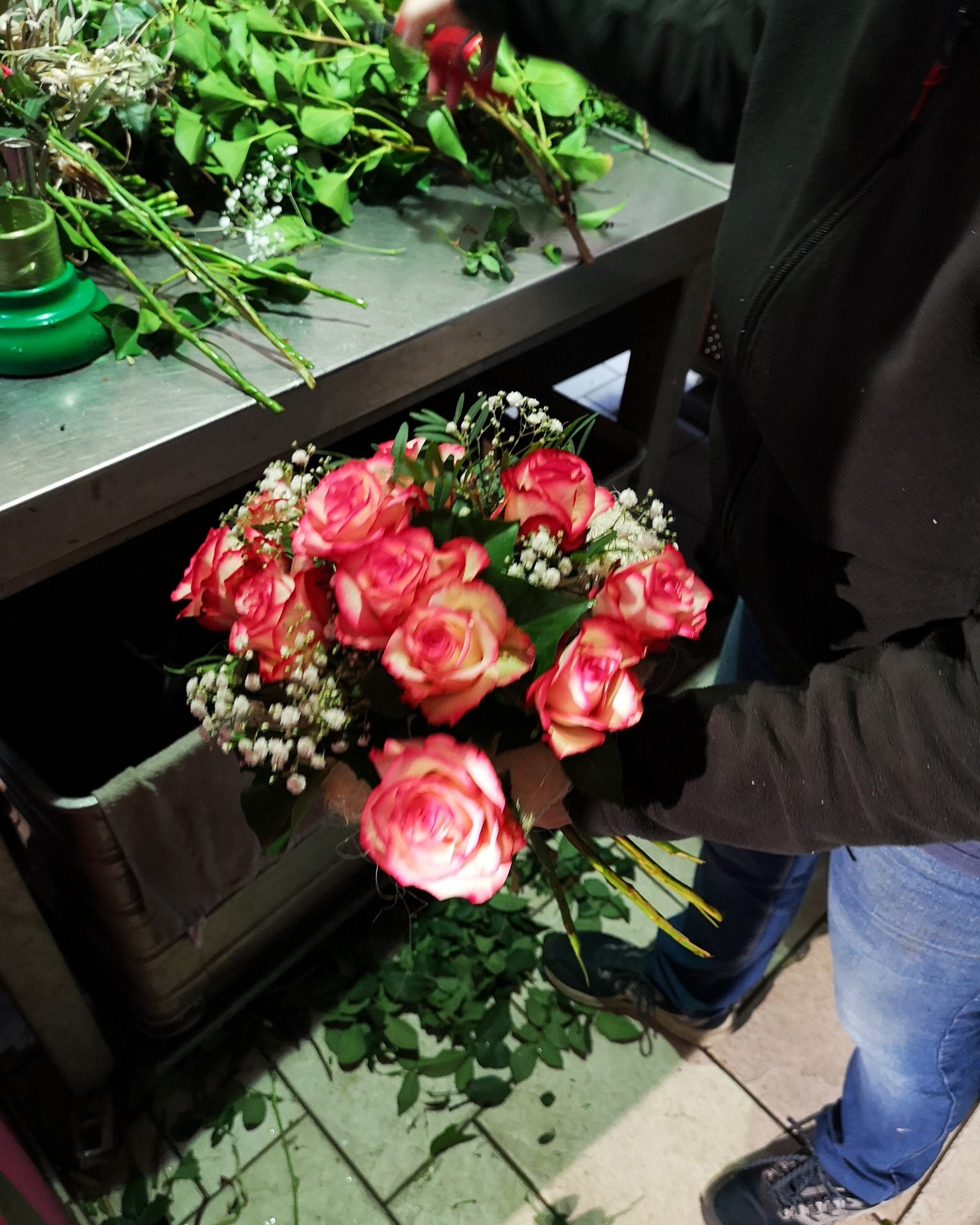 Beim Binden eines Rosenstraußes.
Das Ergebnis ist schon zu erkennen, Blüte für Blüte wird ergänzt, bis alles stimmig zusammenkommt.

#kochchristmann #kaiserslautern #floristik #rosenstrauß #blumenhandwerk #alltaginderfloristik