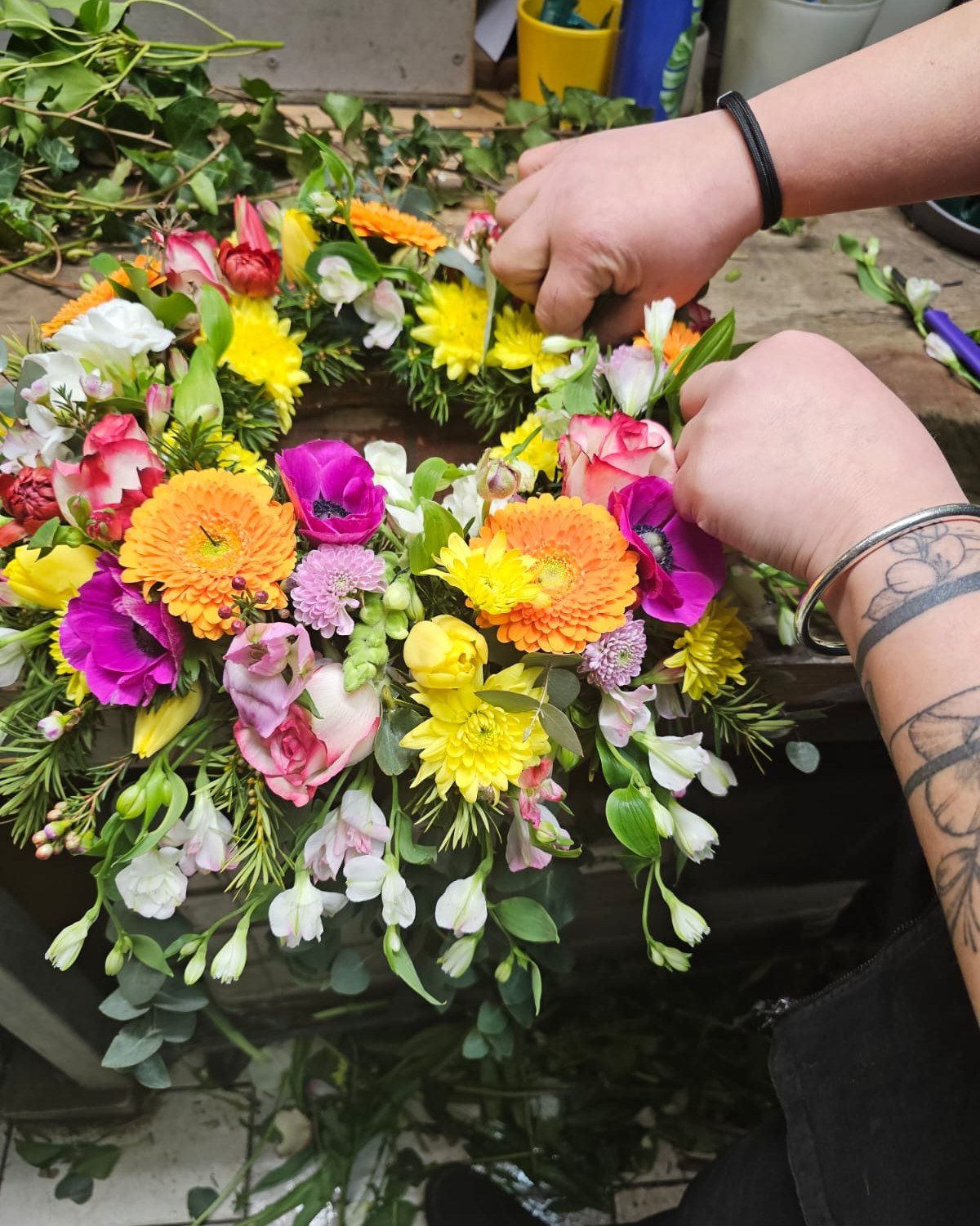 Ein kurzer Moment aus dem Alltag.
Beim Arbeiten am Kranz, Stück für Stück entsteht das Werkstück.

#kochchristmann #kaiserslautern #floristik #kranz #blumenhandwerk #alltaginderfloristik