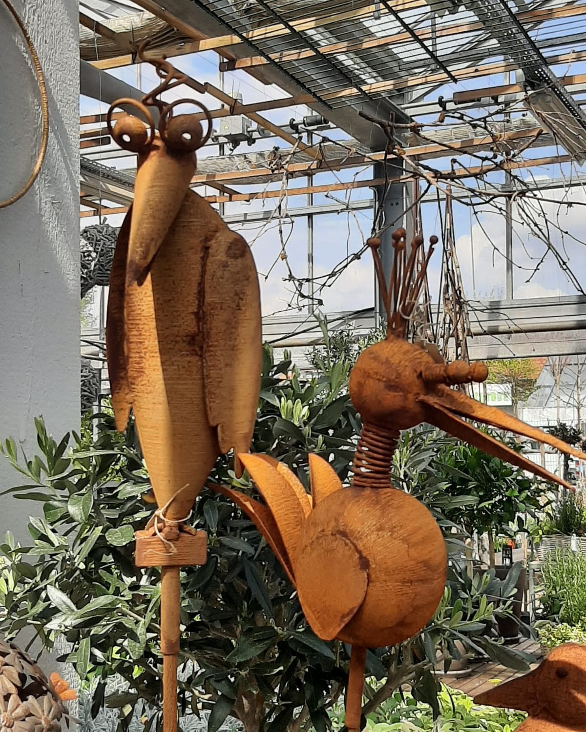 Figuren aus Cortenstahl.
Tiere für den Garten, teils zum Stellen, teils mit Stab für Beet und Pflanzfläche.
Mit der Zeit entwickelt das Material seine typische Oberfläche und fügt sich ganz selbstverständlich ins Grün ein.#kochchristmann #kaiserslautern #cortenstahl #gartendeko #gartenideen #gärtnerei
