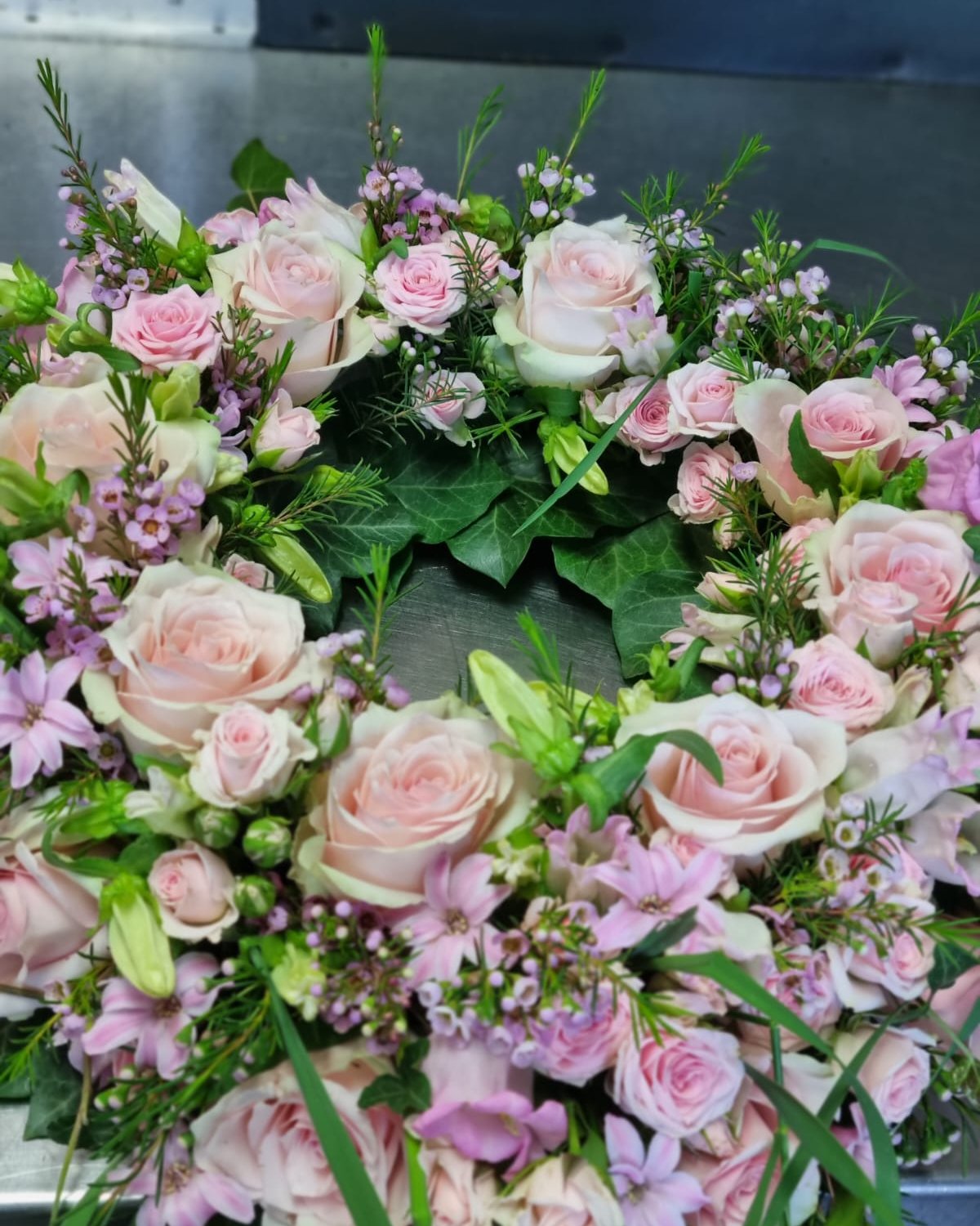 Ein Kranz in Rosétönen.
Rosen und passende Blüten werden von frischem Grün ergänzt und fügen sich zu einem ruhigen Gesamtbild zusammen. Entstanden in unserer Filiale in der Donnersbergstraße.

#kochchristmann #kaiserslautern #floristik #kranz #rosen #blumenhandwerk #donnersbergstraße #gärtnerei