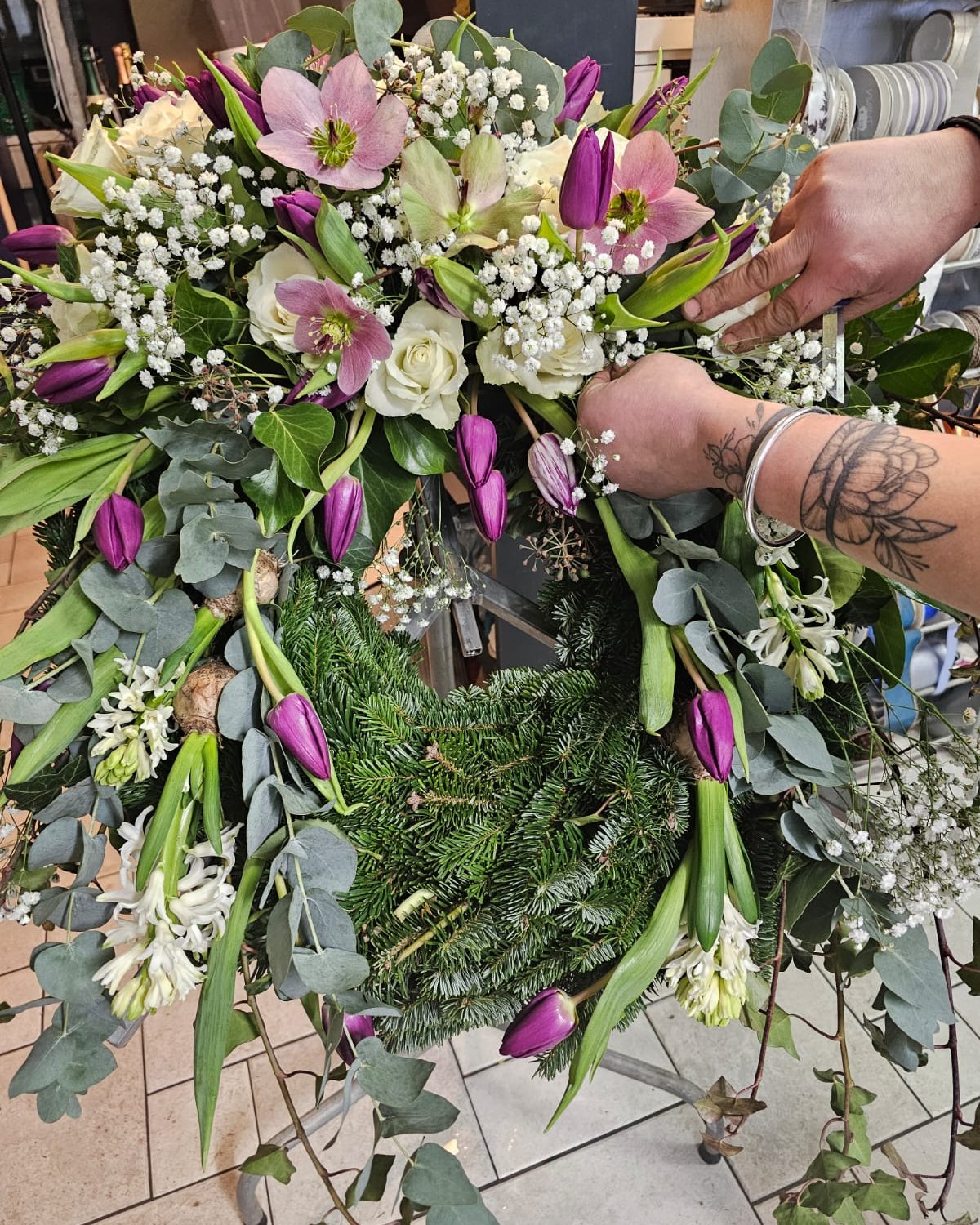 Ein Kranz aus dem Februar, die Bilder hatten sich gut auf einem Handy versteckt.
Tannengrün, dazu lila und weiße Blüten, etwas Eukalyptus und erste Zwiebelpflanzen. Eine Kombination, die den Übergang Richtung Frühling zeigt.

#kochchristmann #kaiserslautern #floristik #kranz #eukalyptus #zwiebelpflanzen #saisonal #blumenhandwerk