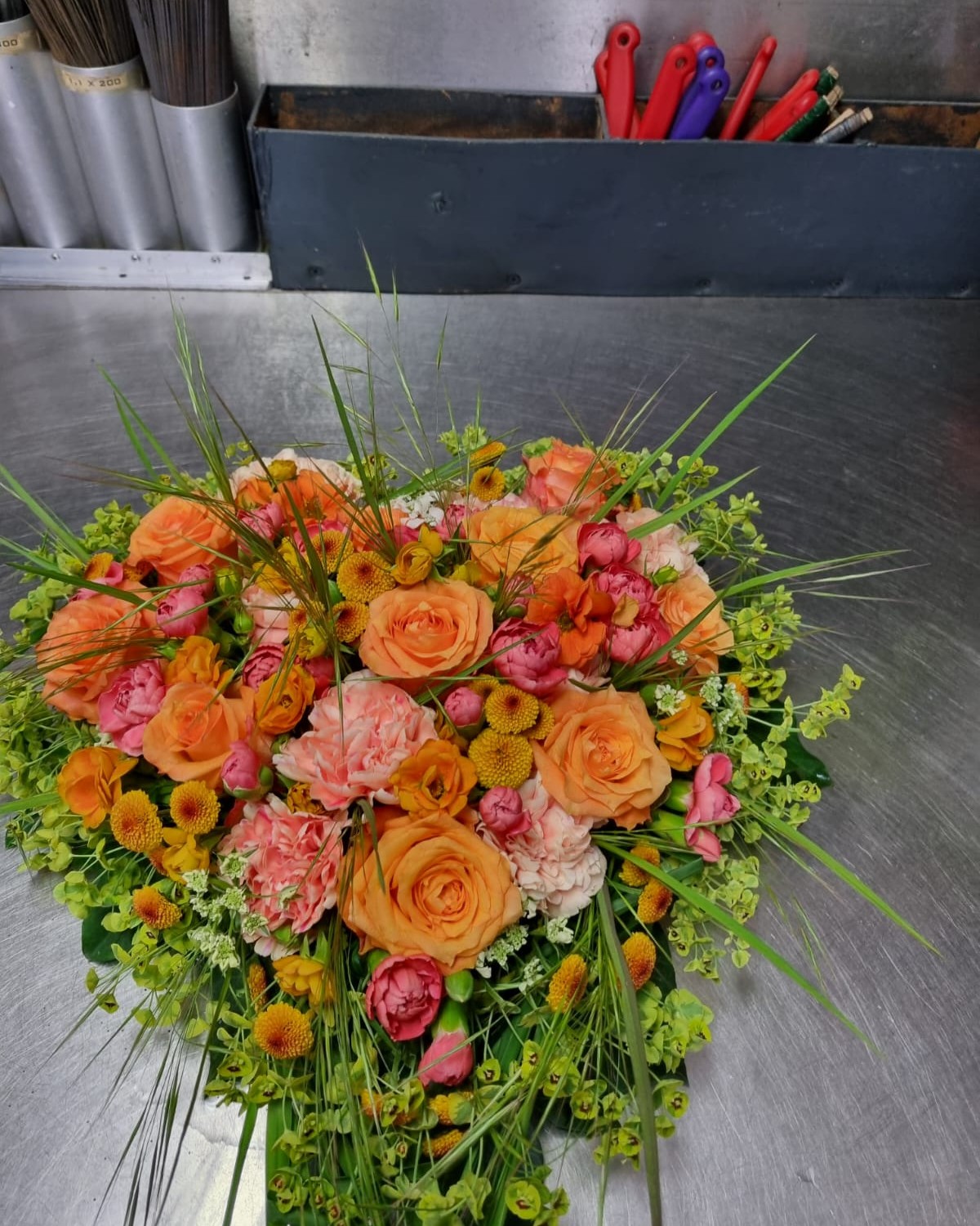 Zwei Herzformen, unterschiedlich gearbeitet: Viele Rosen, passendes Grün. 
Floristisch ausgearbeitet in unserer Filiale in der Donnersbergstraße.

#kochchristmann #kaiserslautern #floristik #rosen #herzform #blumenhandwerk #donnersbergstraße #gärtnerei