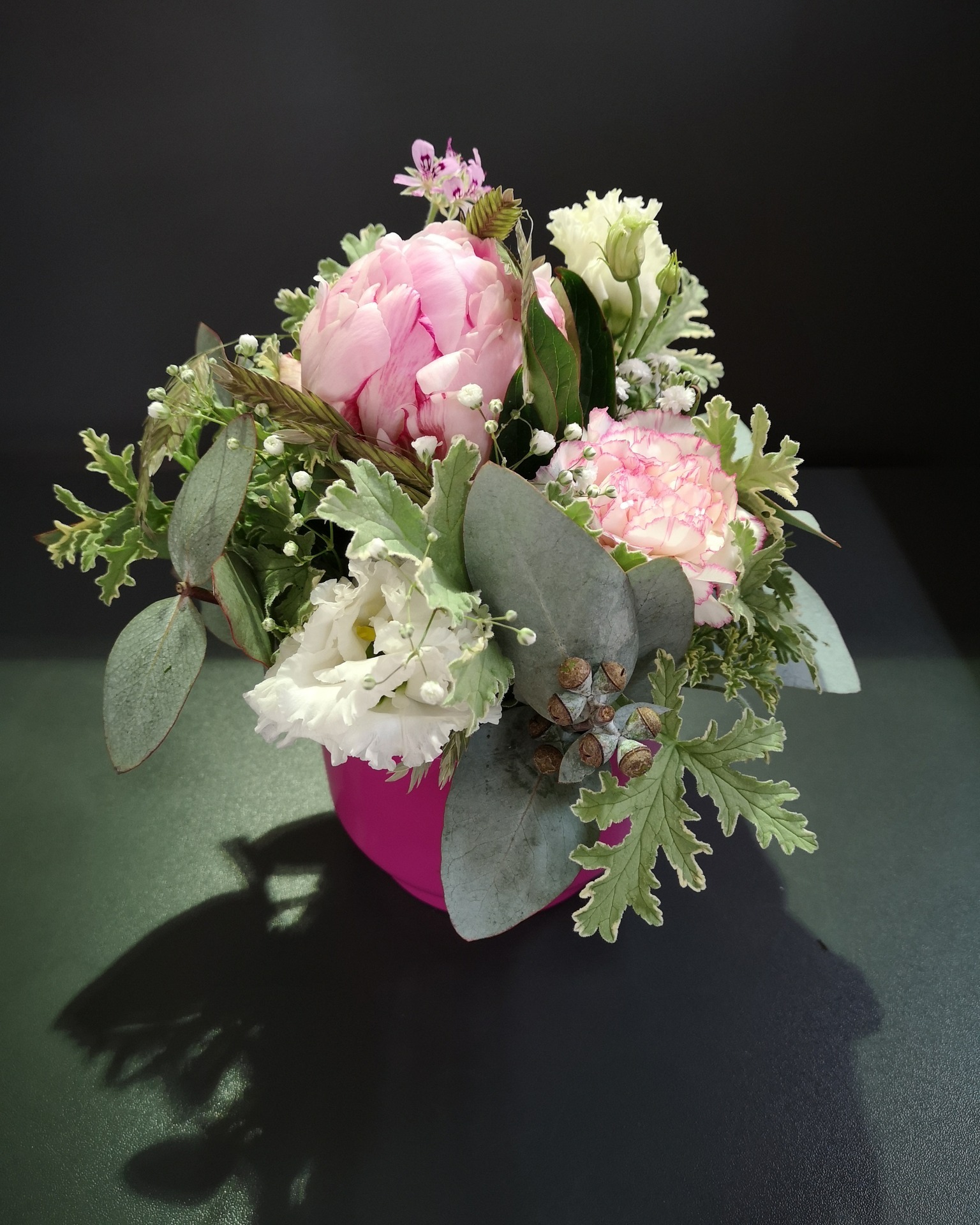 Gute Laune am Wochenende 🌸🌿

Diese Woche im Angebot:
Ein Gesteck aus Pfingstrose, Eustoma, Duftgeranien, Schleierkraut und Eukalyptus.
Locker arrangiert, mit feinen Farben und einem herrlichen Duft. Eine schöne Kombination für Tisch, Terrasse oder als kleines Geschenk.

Für 13,90 €, nur solange der Vorrat reicht.
Vorbeischauen & mitnehmen 💚

#kochchristmann #GuteLauneAmWochenende #Wochenendangebot #Pfingstrose #Eustoma #Duftgeranie #Schleierkraut #Eukalyptus #Floristik #Kaiserslautern #Blumenfreude #Regionalekäufe