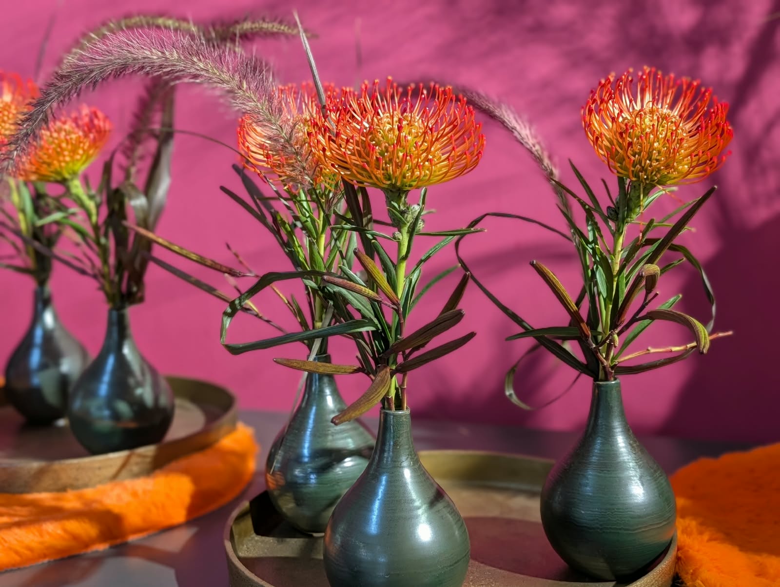 Gute Laune am Wochenende 🌿🌸

Diese Woche im Angebot:
Ein kleines Arrangement mit Nadelkissen-Protea, Pfeifenputzergras und einem Fruchtstand vom Oleander, kombiniert mit einem edlen Keramikväschen.
Besondere Formen, natürliche Materialien und ein bisschen Exotik für Zuhause.

Für 13,90 €, nur solange der Vorrat reicht.
Vorbeischauen & mitnehmen 💚

#kochchristmann #GuteLauneAmWochenende #Wochenendangebot #Protea #Floristik #Trockenblumen #Blumenliebe #Kaiserslautern #Blumendeko #Regionalekäufe