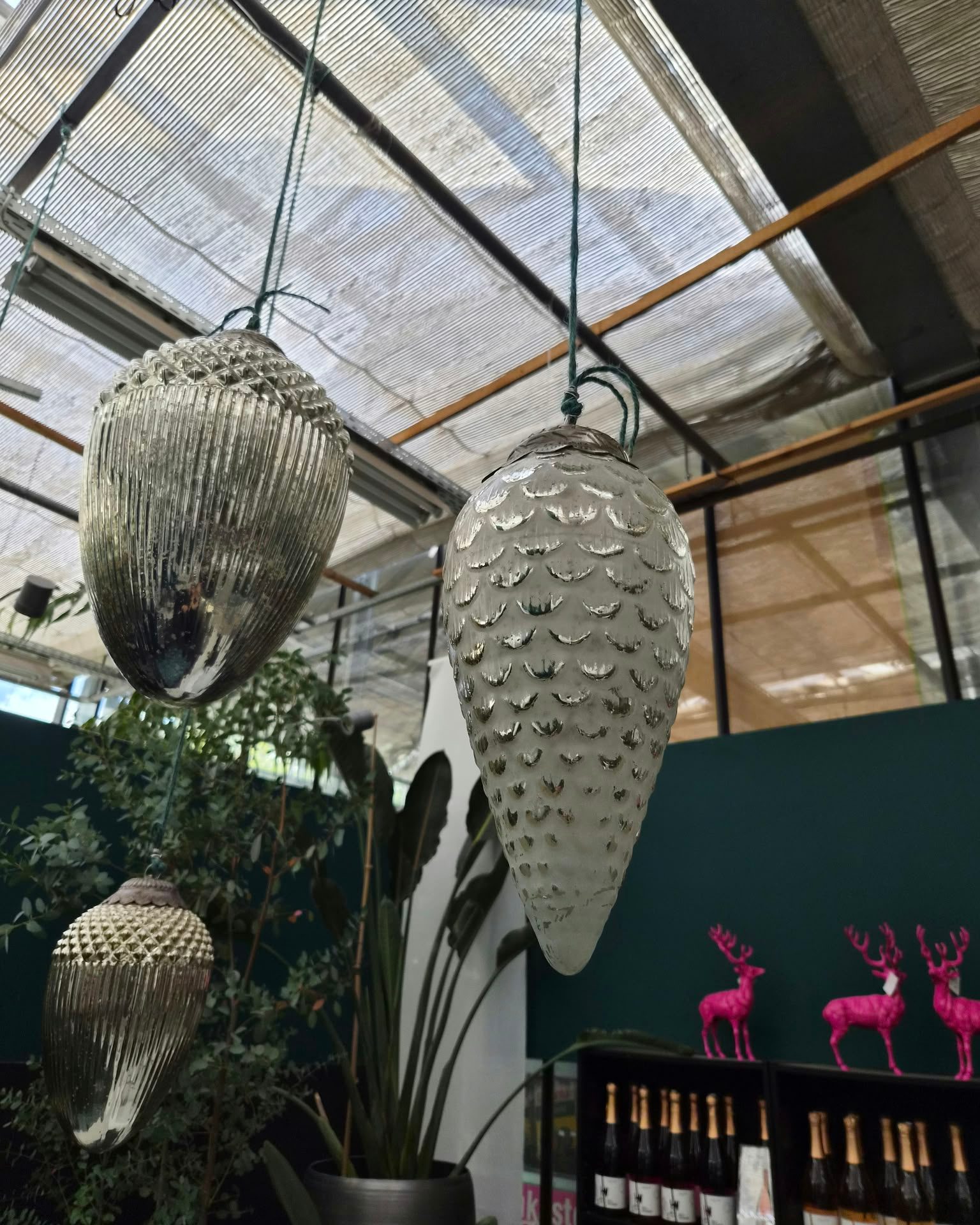 Es wird etwas weihnachtlich … ✨

Bei der Deko ziehen langsam die ersten weihnachtlichen Elemente ein. Die hängenden Zapfen sind schon mal ein Anfang. 🎄

#kochchristmann #kaiserslautern #weihnachtsdeko #dekoration #gartencenter #weihnachten