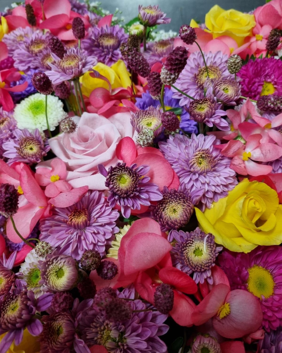 Ein Herz aus vielen verschiedenen Blüten. 💐 Gelbe Rosen, violette und pinke Blüten und frisches Grün kommen hier zusammen. Entstanden in unserer Filiale in der Donnersbergstr.

#kochchristmann #kaiserslautern #floristik #blumenherz #rosen #blumenhandwerk #floristikhandwerk