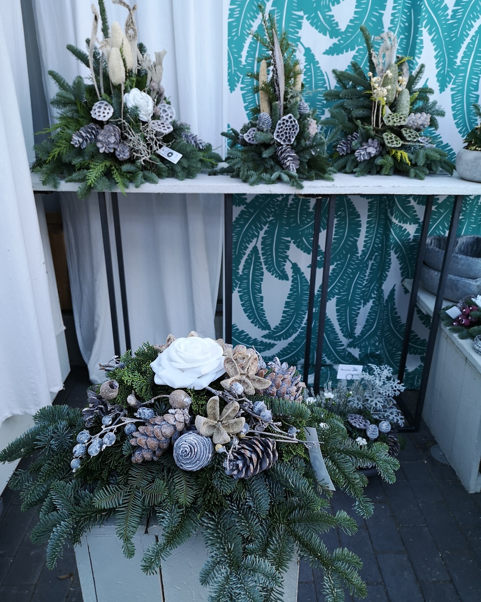 Ein paar weitere Eindrücke unserer Werkstücke für Allerheiligen. 🍂🌿 In unserer Floristik entstehen weiterhin neue Gestecke und Kränze, jedes Stück individuell gestaltet.

#kochchristmann #kaiserslautern #allerheiligen #floristik #gestecke #grabgestaltung #blumenhandwerk